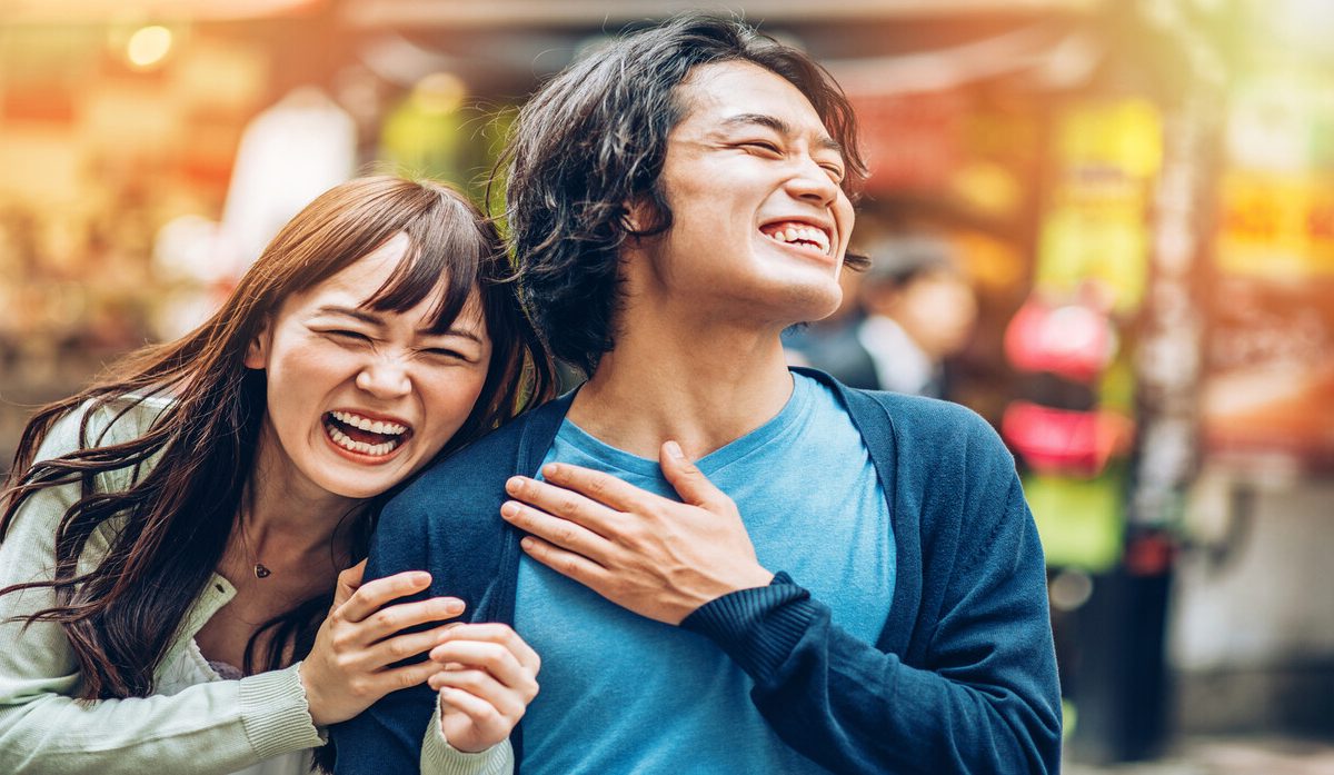 قانون “يجبر” سكان منطقة يابانية على الضحك يوميا!