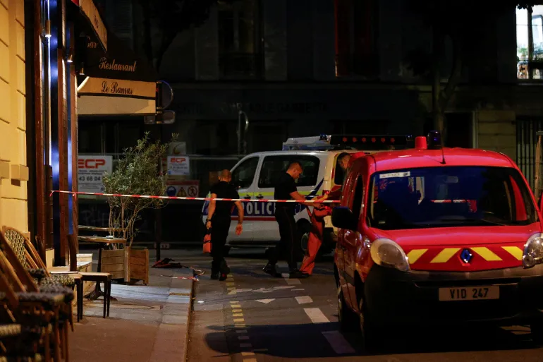 قتيل و6 جرحى في اقتحام سيارة لمدخل مقهى في باريس