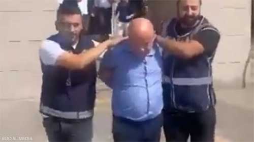 بالفيديو/ الشرطة التركية توقف رجل هدد سعوديين بـ”سكين”