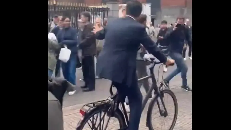 هولاندا/ رئيس الوزراء يغادر نهائيا على متن دراجته (فيديو)