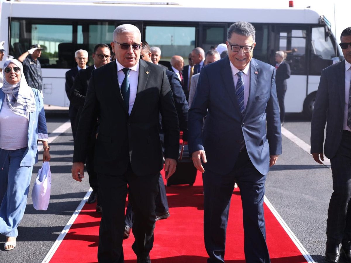 وفد برلماني جزائري يصل تونس (صور)