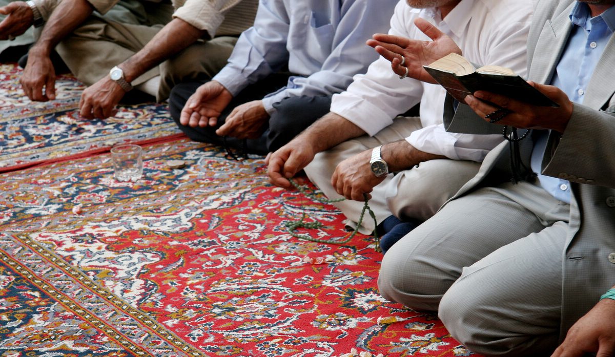 الجزائر.. إمام مسجد يعتدي على مسن والسبب صادم (فيديو)