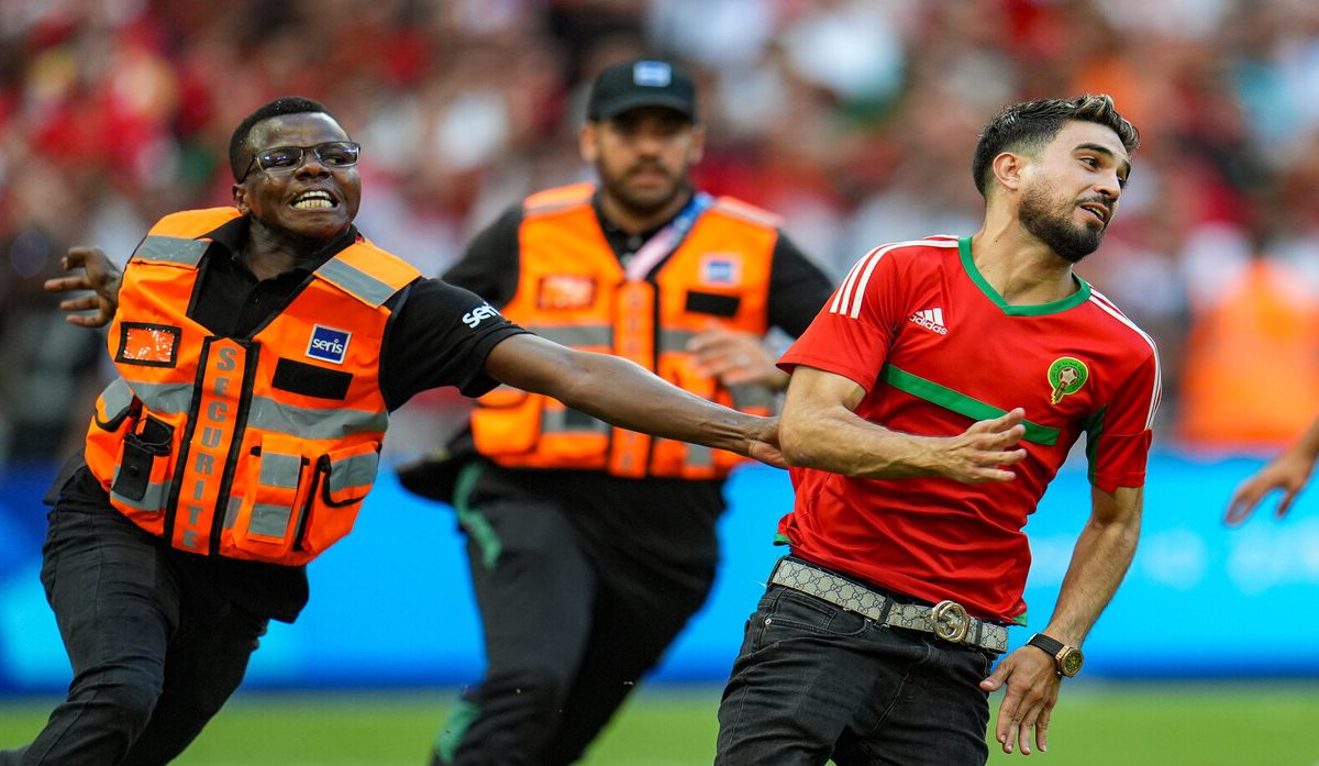 مشهد طريف/ مشجع يسجل هدف التعادل للمغرب أمام إسبانيا