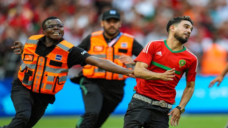 مشهد طريف..مشجع يسجل هدف التعادل للمغرب أمام إسبانيا