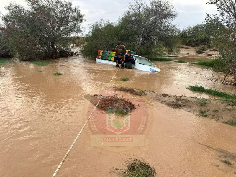 بالصور..إجلاء شابين جازفا بعبور وادي بالمكناسي