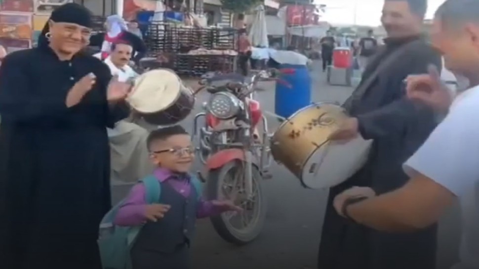 مصر/ أسرة تصطحب طفلها إلى المدرسة بالطبل والمزمار! (فيديو)