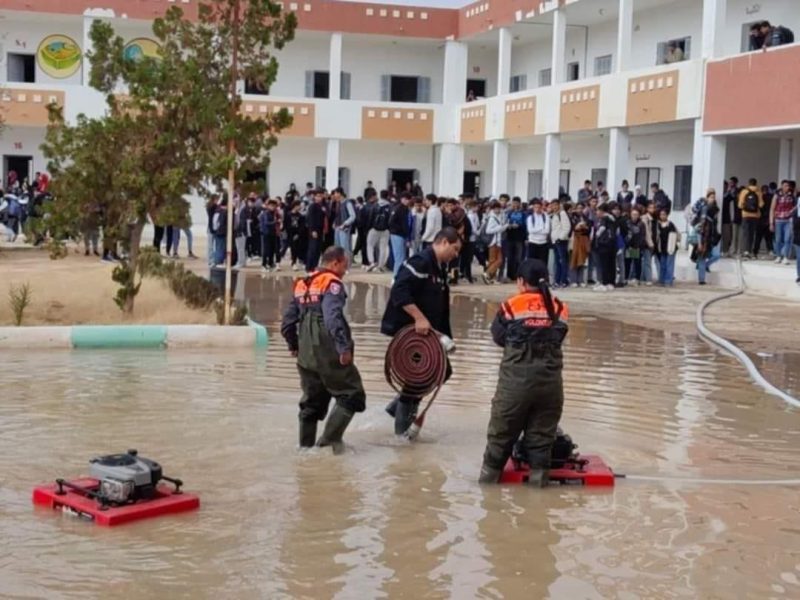 تدخل الحماية لشفط المياه من معهد بالرقاب