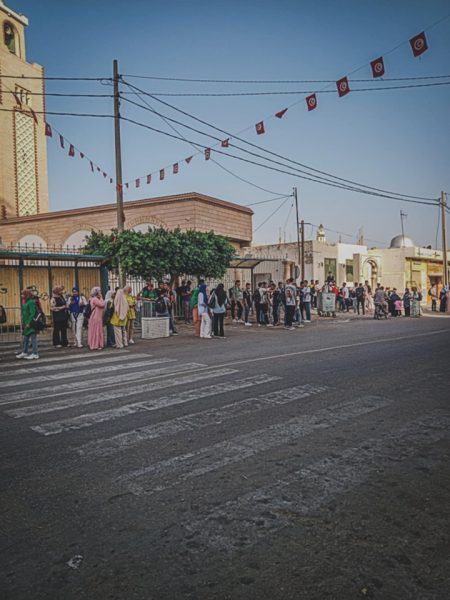 غنوش..تلاميذ يغلقون الطريق احتجاجا على غياب النقل