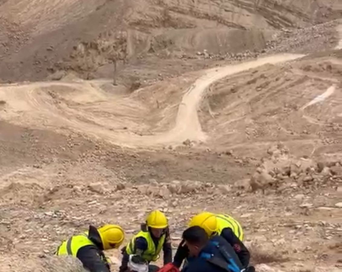 إنقاذ خيالي لشاب سقط من قمة جبل (صور)